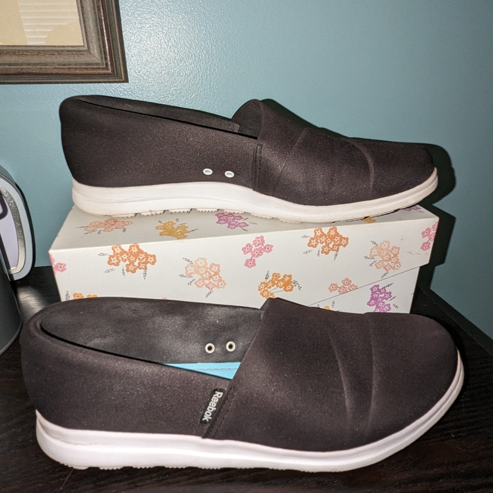 Reebok Skyscape Runaround, size 10, navy blue, machine washable